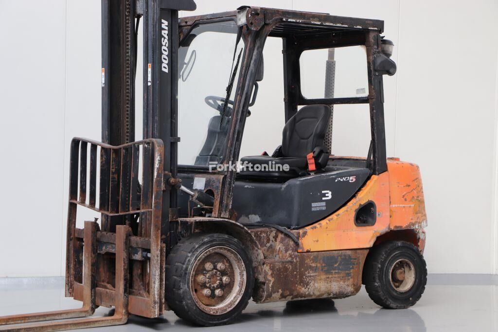 رافعة شوكية ديزل Doosan D33S-5