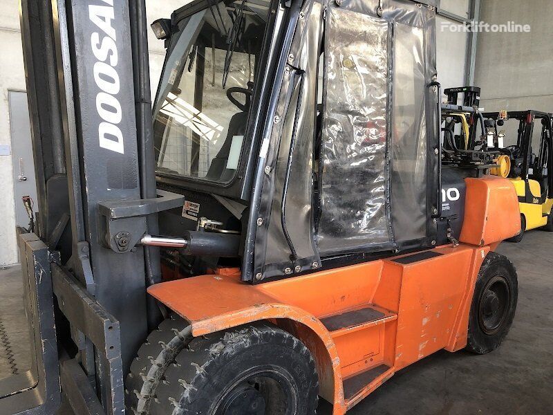 رافعة شوكية تعمل بالغاز Doosan D70S-5